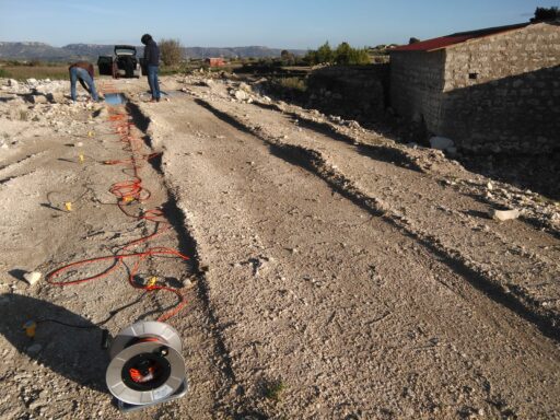 stendimento sismico per indagine masw a Giarratana